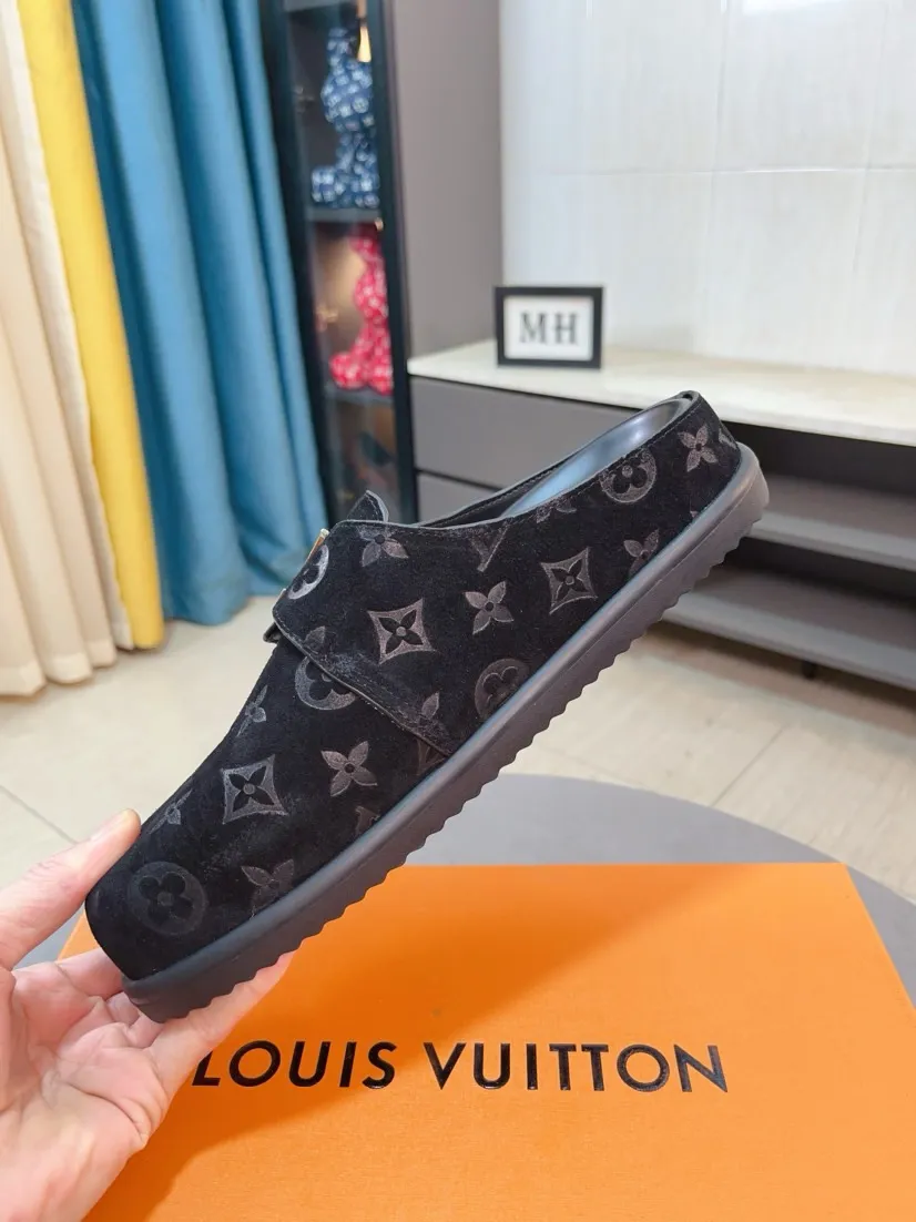Men's Men's Shoes 💰400🌸🌸🌸🌸LV Easy 2025 new men's casual sandals and slippers, made of suede cow leather, with Monogram pattern to highlight the trendy style. Adjustable straps illuminated with LV letters, while a resilient insole and micro outsole provide lightweight comfort. Made of suede cow leather with embossed Monogram pattern and brand element metal hardware✅Adjustable straps➕Tough insole‼ ️Micro outsole. Comfortable and easy to wear‼ ️ size：38-45